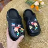 Zuecos de diseño floral con suela gruesa para mujer, sandalias de punta cerrada, nuevas de moda de verano antideslizantes 2026 estilo playa con aumento de altura