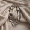Pulseira Aberta Tendência Europeia e Americana Elegante em Aço Inoxidável com Coração Vazado Criativa Simples em Formato de C Coração de Pêssego para Mulheres