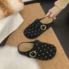 Mules estilo coreano de bolinhas, sem cadarço, com palmilha interna para aumento de altura, vestuário feminino para uso externo, coleção outono 2026, com detalhe de fivela