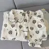 Conjunto de pijama preto simples e minimalista com estampa completa, de manga longa e perna longa, perfeito para primavera e outono, uma roupa de duas peças adequada para estudantes em dormitórios e para usar em casa