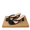 Nuevas chanclas de verano para mujer, sandalias de dedo con punta cuadrada, sandalias de tacón grueso, zapatos de playa, sandalias de tacón alto fino para uso en exteriores