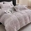 Juego de ropa de cama de cuatro piezas de terciopelo de leche para invierno, con forro polar y grosor adicional, nuevo estilo 2026, con bordado de pelo de conejo en la funda nórdica, la sábana plana y la sábana ajustable