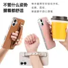 Nuevo Modelo Adecuado para Funda de Teléfono iPhone 17, Patrón Simple de Lichi con Correa de Muñeca Ajustable, Cubierta Protectora Apple 16 Pro Max