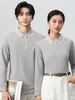 Camisa polo de manga larga con media cremallera para hombre, una prenda superior business casual simple y elegante con cuello camisero, adecuada para primavera y otoño, y versátil para el uso diario y para ir al trabajo.