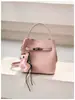 Elegante y con estilo bolso tipo cubo con estampado de lichi, bolso versátil para madre e hija para ir al trabajo, nuevo bolso de hombro y cruzado súper popular