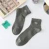 Calcetines cortos para hombre primavera y otoño bordado color sólido calcetines de algodón caña baja casual calcetines de malla calcetines invisibles para hombre al por mayor