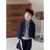 Conjunto Masculino Roupas Infantis Cor Original Jaqueta Jeans Camada Base Listrada Conjunto de Três Peças Roupa para Bebês e Crianças Pequenas Camisa Jeans Peça Externa