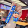 Chaveiro de Desenho Animado Shin-Chan com Vestido Cruzado Pingente Fofo para Mochila Escolar Chaveiro de Carro Máquina de Chicletes Pequeno Presente para Crianças