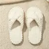Pantuflas de felpa para mujer con tiras cruzadas, silenciosas y antideslizantes, con suela suave, diseño a rayas beige, adecuadas para el dormitorio, material de algodón, en stock