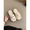 Sandálias Slip-On Plataforma Tendência com Solado Grosso para Mulheres, Novo Estilo Verão 2026, Sandálias Pretas que Aumentam a Altura