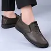Novos Sapatos Masculinos Genuínos em PU com Solas Macias, Sapatos de Negócios Antiderrapantes, Sapatos de Couro Impermeáveis para Dirigir, Slip-On, Confortáveis e Casuais