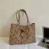 Bolsa de mano transfronteriza con lunares esmerilados para mujer, nuevo estilo 2026, diseño único, ligera, adecuada para ir al trabajo y con gran capacidad