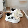 Tênis Esportivos para Bebê Estilo Primavera 2026 Sapatos Casuais para Meninas Sapatos para Meninos Sapatos para Crianças Pequenas Sola Macia Tênis de Board Confortáveis Sapatos Brancos