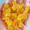 Mini Pato Amarelo Luminoso Famoso na Internet de 10 Cores Ornamento de Carro de Patinho Fofo Criativo Feito à Mão Materiais em Estoque Atacado