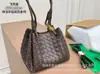 Bolsa de Ombro Única Tecida Feminina 2024 Nova Bolsa Tote de Couro Genuíno Grande Capacidade Bolsa de Mão Moda Versátil Bolsa Paraquedas