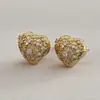 Directamente de la fábrica de origen, pendientes de botón con forma de corazón en estilo retro europeo y americano, diseño de textura de circón de lujo ligero, pendientes de cobre chapado en oro