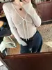 Top blanco de encaje con cuello en V, diseño coreano chic ajustado, estilo sexy de chica caliente francesa, deseo puro, manga larga