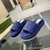 Pantuflas de Marca g de Gama Alta de Colores Caramelo con Letras y Suelas Gruesas, que Aumentan la Altura, Nuevo Modelo 2026, Estilo Informal Versátil de Moda, Suministro Directo de Fábrica