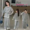 Conjunto de Sudadera para Niñas Primavera y Otoño 2026 Nuevo Estilo Coreano Infantil Moderno Conjunto Deportivo de Tres Piezas con Salpicaduras Plateadas