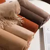 Cachecol Feminino Inverno 2026 Novo Estilo Cor Sólida Versátil Cinza Aquecedor de Pescoço com Toque e Ambiente de Alto Padrão, Adequado como Xale ou Peça Externa