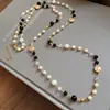 Colar Longo de Pérolas com Flores Estilo Europeu e Americano, Corrente de Clavícula Versátil da Moda de Luxo Leve de Nicho, Acessório Elegante de Alta Qualidade Vintage