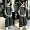 Conjunto de Roupas de Outono para Meninos 2026 Novo Estilo Crianças Maiores Camisa Xadrez de Outono Colete Estilo Primavera e Outono Infantil Conjunto de Três Peças