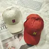 Gorra de Béisbol Bordada con Letras de Gato Estilo Japonés 2026 para Mujer, Versión Coreana con Visera Ancha, Sensación de Alta Gama, Gorra de Pico para el Día a Día