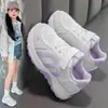 Tênis Esportivo Infantil de Verão, Sapatos Brancos Respiráveis em Malha, Sapatos Casuais Versáteis para Meninas, Tênis de Corrida Antiderrapante para Crianças de Tamanho Médio e Grande