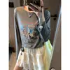 Además, la nueva colección de otoño presenta un estampado de banda de zorros de dibujos animados americanos, una camiseta básica de manga larga con cuello redondo de corte holgado MQ1721