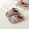 Sandálias Infantis Versáteis Estilo Coreano, Novos Modelos de Verão para Crianças Pequenas e Médias, Sandálias de Praia Dopamina para Meninas com Solado Macio, Sandálias de Velcro