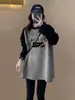 Moda Otoño 2026 para Mujer: Camiseta de Manga Larga con Color Contrastante Cepillado, de Longitud Media, Corte Holgado, Tallas Grandes, por Encima de la Cadera, Combinada con Pantalones de Piel de Tiburón