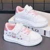 Zapatillas para niñas, nueva colección primavera/otoño 2026, zapatillas blancas con parte superior de cuero transpirable, calzado deportivo para ventas transfronterizas, zapatillas de correr planas para estudiantes de primaria