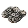 Chinelos de Algodão Fechados com Estampa de Leopardo e Pelúcia para Mulheres, de Inverno com Acabamento em Couro e Fivela de Metal, Chinelos Peludos Antiderrapantes para Casa no Inverno