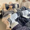 Es esponjoso y muy cálido~ El juego de cama de terciopelo de leche de cuatro piezas está engrosado para el calor del invierno, y la funda de edredón de terciopelo de coral es ropa de cama Clase A
