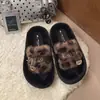 Sandálias Rasteirinhas Peludas Color Block Moda Feminina para Uso Externo 2026 Outono/Inverno Novas Pantufas Quentes Confortáveis e Modernas