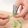 Protector de dedo de acero inoxidable para el hogar para pelar edamames, castañas, nueces y recolectar verduras, previene rasguños en las manos, una herramienta mágica para pelar y desgranar
