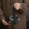 Bolso Cruzado Blanco con Bordado de Ciruelo Brocado Set de Té de Viaje Almacenamiento Portátil al Aire Libre Una Olla Una Taza Engrosada Bolsa de Té de Acompañamiento