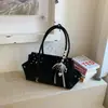 Bolsa de Hombro Cruzada para el Brazo Baguette para Mujer, Informal de Textura Fresca y Moderna, Remaches Personalizados, Estilo Motero, Nueva de Primavera 2026