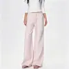Yiwu Kusa Apparel Co., Ltd. ofrece pantalones deportivos elegantes y adelgazantes con una caída fluida, con un diseño retro americano y un corte ancho, holgado y casual.