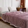 Nova manta 3D em relevo com toque delicado e texturizado, perfeita para uso doméstico, decoração de sofá e para proporcionar calor para cochilos e conforto em todas as estações.
