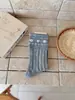 Calcetines de otoño e invierno para mujer, de longitud media hasta la pantorrilla, con un patrón Fair Isle, un estilo coreano sencillo y un diseño trenzado, hechos de algodón puro
