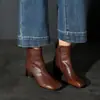Botines Chelsea de piel en color té con leche 2026 Invierno tacón grueso tacón medio versátiles para el trabajo puntera cuadrada botines de tobillo de piel genuina para mujer