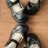 Sapatilhas de bico fino com laço combinadas com uma saia, novo estilo 2026, sapatos femininos Mary Jane populares deste ano para o outono, sapatos pequenos de couro