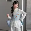 Conjunto Dulce Estilo Coreano para Niñas 2026 Nuevas Llegadas de Otoño Ropa de Otoño para Niños Camiseta Base Chaleco Suéter Pantalones Conjunto de Tres Piezas