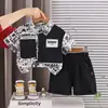 Verão 2026 Novo Conjunto de Três Peças com Camisa de Trabalho de Manga Curta e Gola Reversível para Meninos Conjunto de Shorts Esportivos para Bebê Revenda
