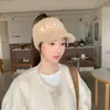 Gorro de punto afelpado con estampado de letras para otoño e invierno para mujer, adecuado para ciclismo al aire libre, protección contra el frío, se puede peinar con una coleta alta, cálido y a prueba de viento