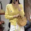 Cardigan de Tricô Bordado em Lã Novo Primavera/Outono 2026 Roupa Externa Feminina Suéter de Lã Gola Redonda Cardigan de Botão Versátil