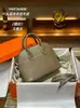 Bolso de Concha Majia Patrón de Cabra Herrajes de Acero Bolide Mini Compartimento Único Cruzado de Hombro de Mano Versátil Bolso para Mujer