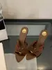 Sandálias de Salto Alto Fino Chuyuji Verão 2026 Novo Estilo Sandálias Abertas na Ponta com Fivela de Metal Plissada Sapatos Femininos Sexy de Salto Fino