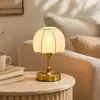 Lámpara de mesa pequeña estilo europeo, luz nocturna retro y acogedora, adecuada para residencias estudiantiles y dormitorios, lámpara de noche controlada por tacto, iluminación ambiental y lámpara decorativa de escritorio
